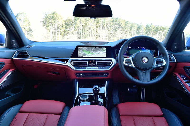 D3 Sのインテリア。BMWライブコクピットコネクテッドドライブパッケージのナビゲーション、インフォテインメントシステムをはじめ、BMWドライバー支援システムのアクティブガードプラスとパーキングアシスタントを標準装備する