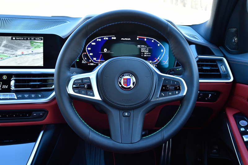 D3 Sのインテリア。BMWライブコクピットコネクテッドドライブパッケージのナビゲーション、インフォテインメントシステムをはじめ、BMWドライバー支援システムのアクティブガードプラスとパーキングアシスタントを標準装備する