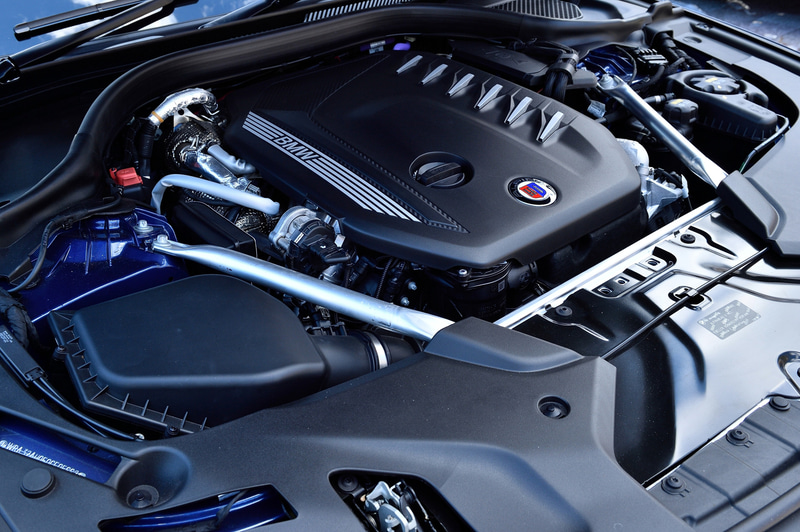 D3 Sと同じく直列6気筒3.0リッターディーゼルターボエンジンを搭載するが、出力が若干異なり、D5 Sは最高出力255kW（347PS）/4000-4200rpm、最大トルクは共通の730Nm/1750-2750rpm。0-100km/h加速は4.8秒、巡行最高速度は275km/h