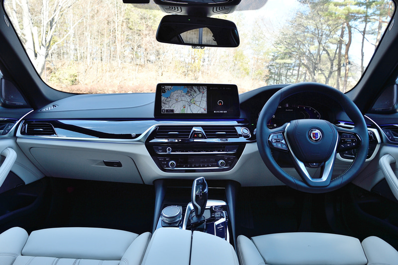 D5 Sのインテリア。フルカラー・デジタル・メーター・ディスプレイはアルピナ・デザインに変更。コクピットはタッチ・スクリーン、ダイレクト・セレクション・ボタン、iDriveコントローラー、音声入力やジェスチャー・コントロールなどを通じて直感的な操作を可能とした