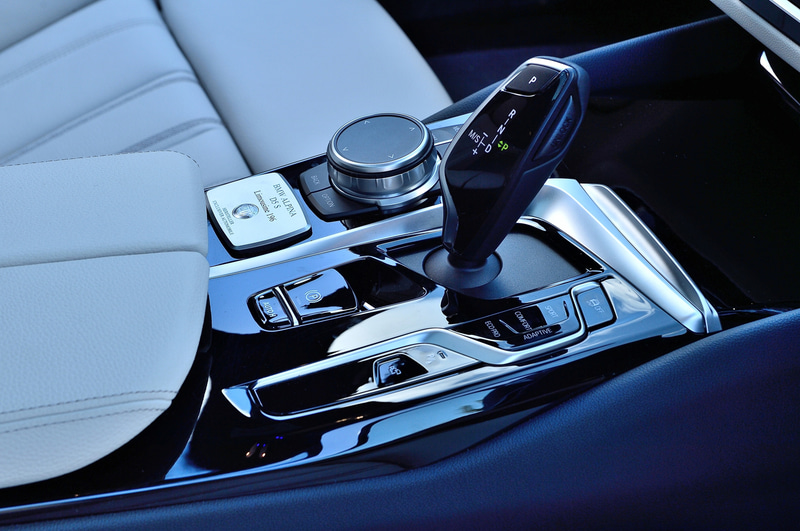 D5 Sのインテリア。フルカラー・デジタル・メーター・ディスプレイはアルピナ・デザインに変更。コクピットはタッチ・スクリーン、ダイレクト・セレクション・ボタン、iDriveコントローラー、音声入力やジェスチャー・コントロールなどを通じて直感的な操作を可能とした