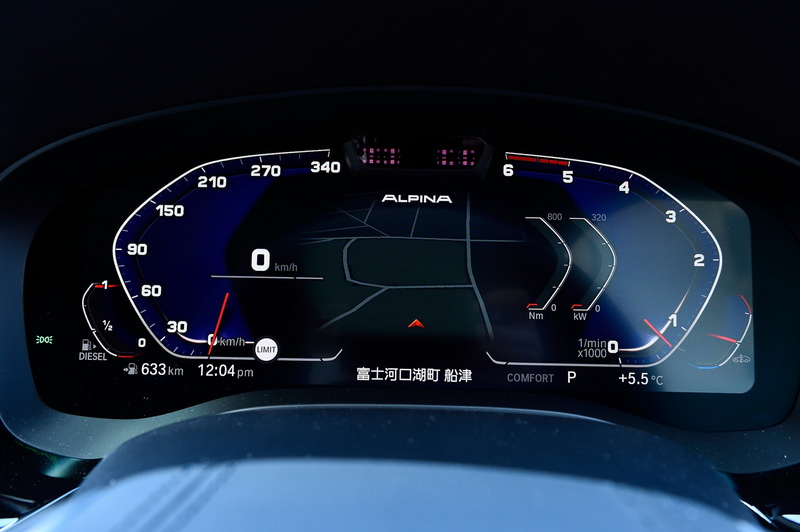 D5 Sのインテリア。フルカラー・デジタル・メーター・ディスプレイはアルピナ・デザインに変更。コクピットはタッチ・スクリーン、ダイレクト・セレクション・ボタン、iDriveコントローラー、音声入力やジェスチャー・コントロールなどを通じて直感的な操作を可能とした