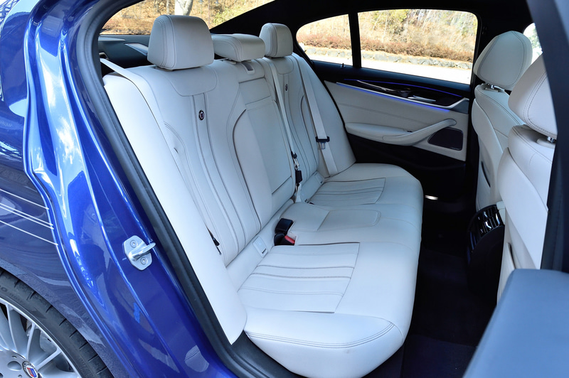 D5 Sのインテリア。フルカラー・デジタル・メーター・ディスプレイはアルピナ・デザインに変更。コクピットはタッチ・スクリーン、ダイレクト・セレクション・ボタン、iDriveコントローラー、音声入力やジェスチャー・コントロールなどを通じて直感的な操作を可能とした