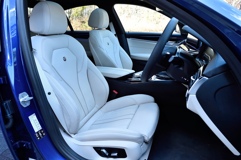 D5 Sのインテリア。フルカラー・デジタル・メーター・ディスプレイはアルピナ・デザインに変更。コクピットはタッチ・スクリーン、ダイレクト・セレクション・ボタン、iDriveコントローラー、音声入力やジェスチャー・コントロールなどを通じて直感的な操作を可能とした