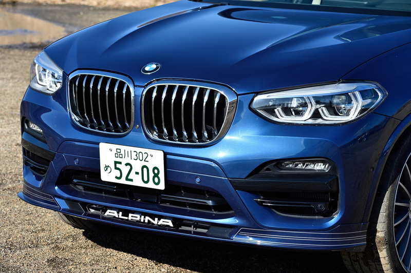 “ALPINA”のロゴがあしらわれたフロントスポイラーのほか、オプション設定の22インチ鍛造アルピナ・クラシック・ホイール（タイヤはフロント255/35ZR22、リア295/30ZR22のピレリ「P ZERO」）を装着