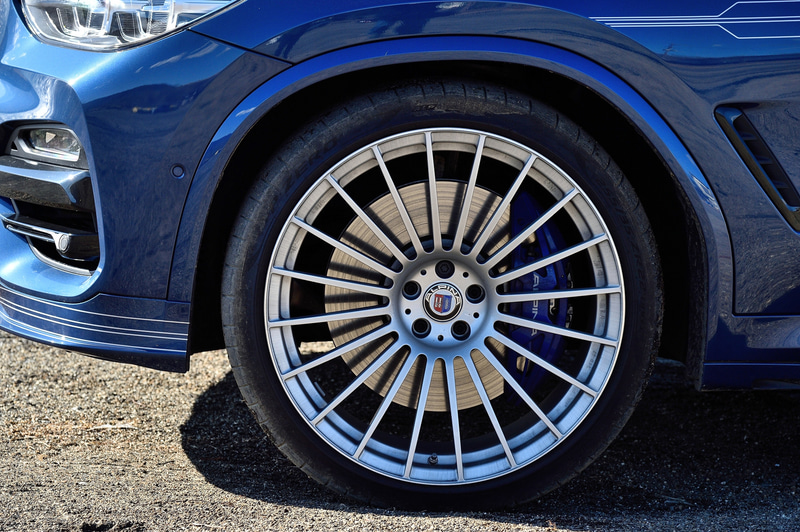 “ALPINA”のロゴがあしらわれたフロントスポイラーのほか、オプション設定の22インチ鍛造アルピナ・クラシック・ホイール（タイヤはフロント255/35ZR22、リア295/30ZR22のピレリ「P ZERO」）を装着