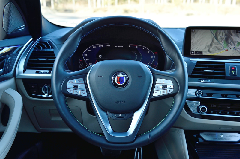 インテリアではアルピナ専用のドアシルプレート、シートバックのアルピナメタルエンブレム、製造番号を刻印したアルピナプロダクションプレート、赤い指針を組み合わせたブルーのメーターパネル、ラヴァリナ・レザーにブルーとグリーンのステッチが施された手仕上げのステアリングホイールなどを標準装備