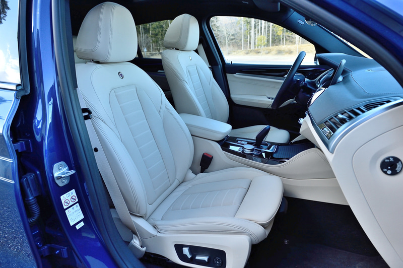 インテリアではアルピナ専用のドアシルプレート、シートバックのアルピナメタルエンブレム、製造番号を刻印したアルピナプロダクションプレート、赤い指針を組み合わせたブルーのメーターパネル、ラヴァリナ・レザーにブルーとグリーンのステッチが施された手仕上げのステアリングホイールなどを標準装備