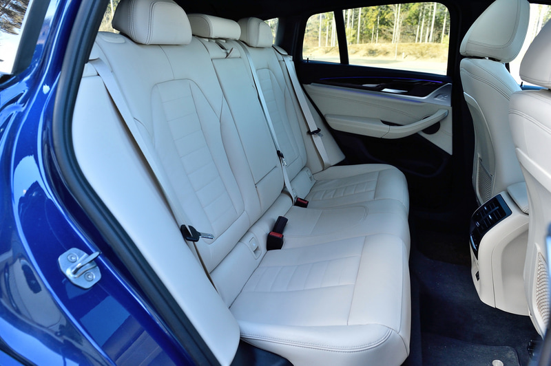 インテリアではアルピナ専用のドアシルプレート、シートバックのアルピナメタルエンブレム、製造番号を刻印したアルピナプロダクションプレート、赤い指針を組み合わせたブルーのメーターパネル、ラヴァリナ・レザーにブルーとグリーンのステッチが施された手仕上げのステアリングホイールなどを標準装備