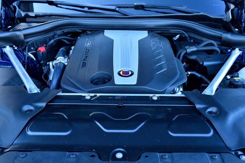 4基のターボチャージャーとコモンレール式の高圧ダイレクトインジェクションシステムを搭載した直列6気筒3.0リッターディーゼルターボエンジンを搭載し、最高出力は285kW（388PS）/4000-5000rpm、最大トルクは770Nm/1750-3000rpmを発生。0-100km/h加速は4.6秒、巡行最高速度は268km/h