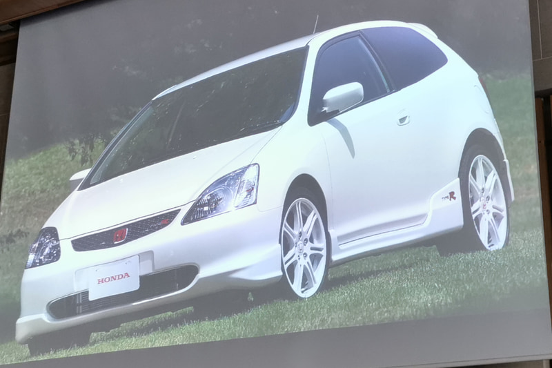 当時は高性能で高価格なスポーツカーが多かった