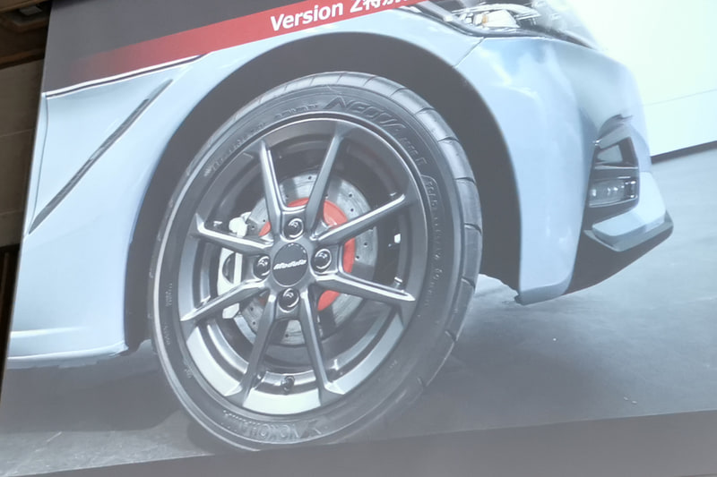 専用カラーのアルミホイール