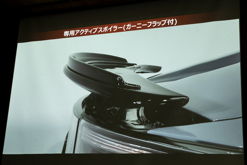 ブラック塗装になったアクティブスポイラー