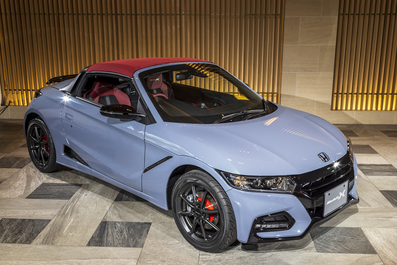 S660 Modulo X Version Z。撮影車両のボディカラーは特別色のソニックグレー・パール。「シビック ハッチバック」にも採用されているカラーだ。ボルドーレッドのロールトップはS660 Modulo Xの専用カラー