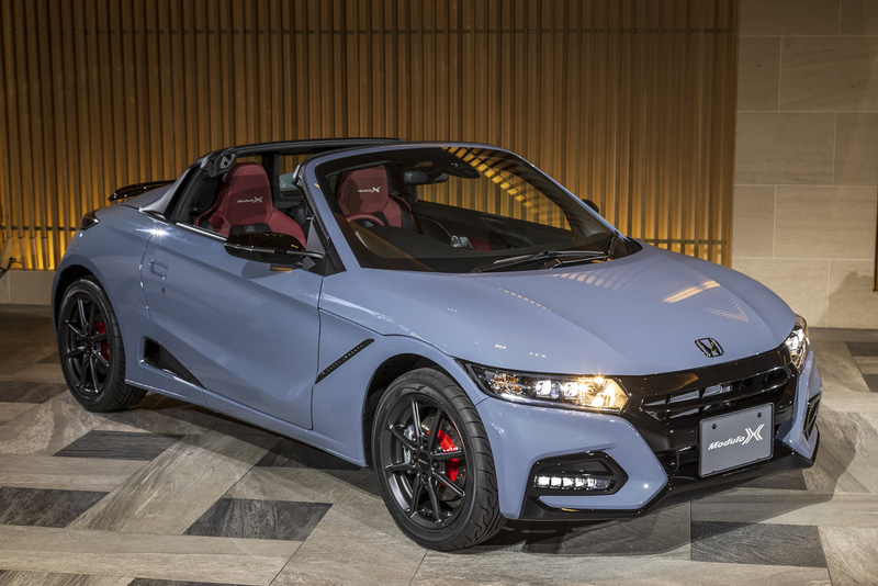 S660 Modulo X Version Z。撮影車両のボディカラーは特別色のソニックグレー・パール。「シビック ハッチバック」にも採用されているカラーだ。ボルドーレッドのロールトップはS660 Modulo Xの専用カラー