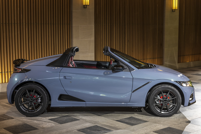 S660 Modulo X Version Z。撮影車両のボディカラーは特別色のソニックグレー・パール。「シビック ハッチバック」にも採用されているカラーだ。ボルドーレッドのロールトップはS660 Modulo Xの専用カラー