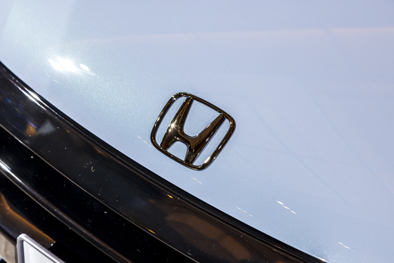 バッジはブラッククローム調タイプになる