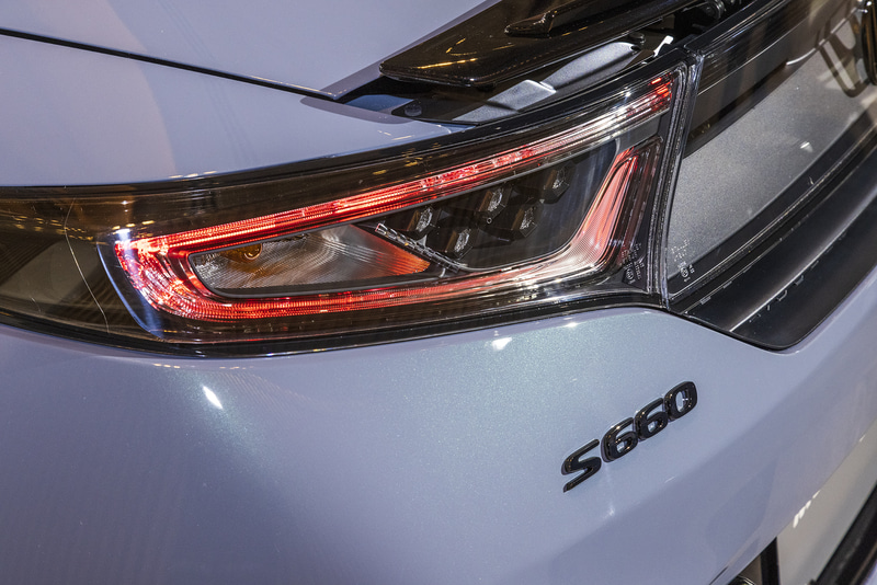 バッジはブラッククローム調タイプになる