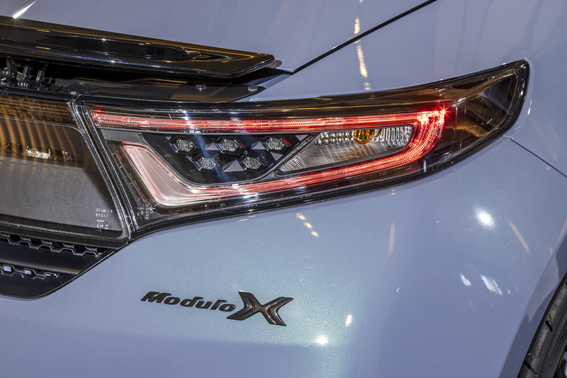 バッジはブラッククローム調タイプになる