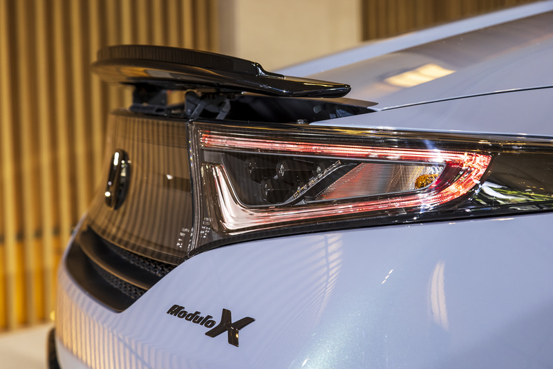 ブラック塗装のガーニーフラップ付専用アクティブスポイラーが標準装備となる