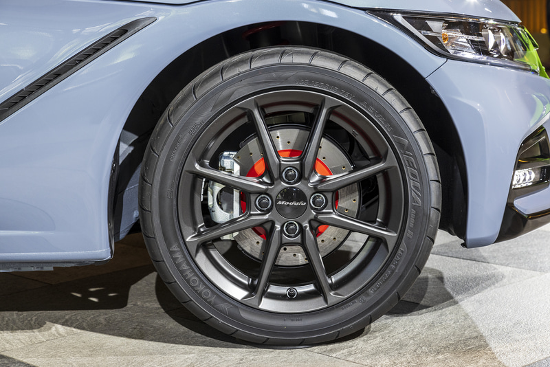 ステルスブラック塗装のアルミホイールが標準。サイズはフロント15×5J、リア16×6 1/2J。タイヤは「ADVAN NEOVA AD08R」。サイズはフロント165/55R15、リア195/45R16