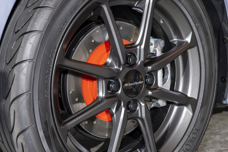 ドリルドタイプのブレーキローターとスポーツブレーキパッドが標準