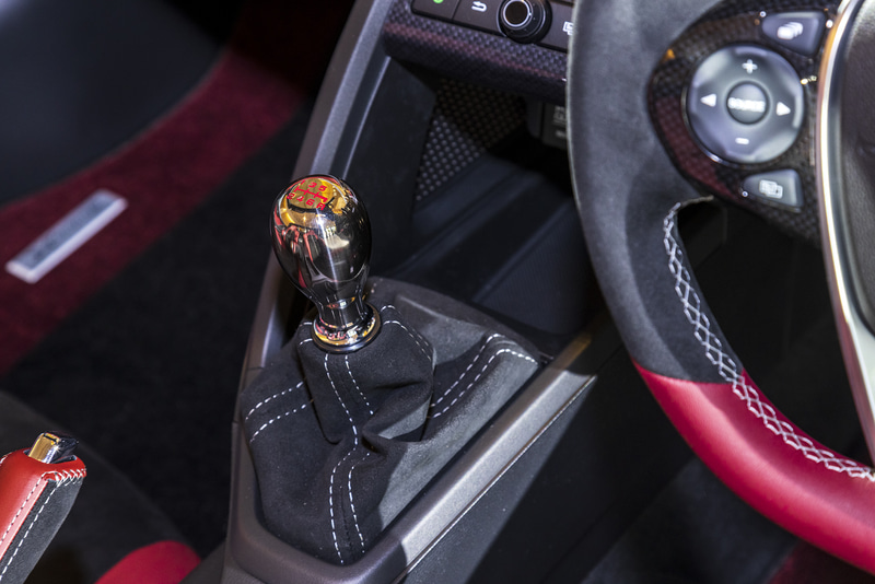 シフトノブはチタン製。組み合わされるグレーステッチのシフトブーツもS660 Modulo Xの専用装備アイテムとなる