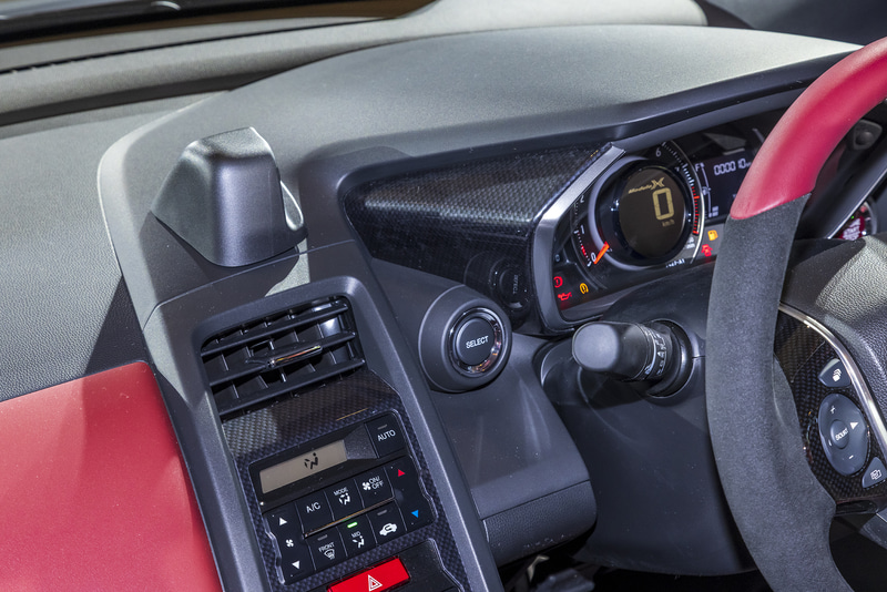 Version Zではメーターバイザーパネルとセンターコンソールパネル、助手席のエアアウトレットパネルがカーボン調に