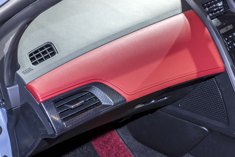 Version Zではメーターバイザーパネルとセンターコンソールパネル、助手席のエアアウトレットパネルがカーボン調に