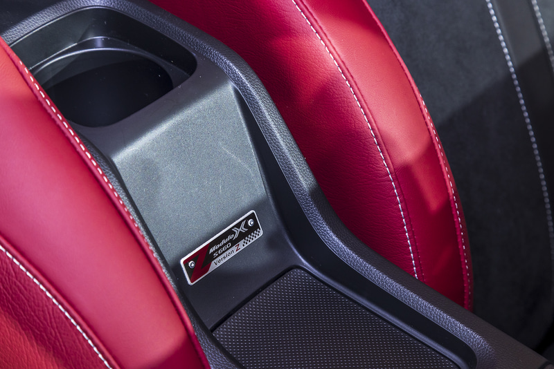 アルミコンソールプレートはVersion Zのロゴ入りになる