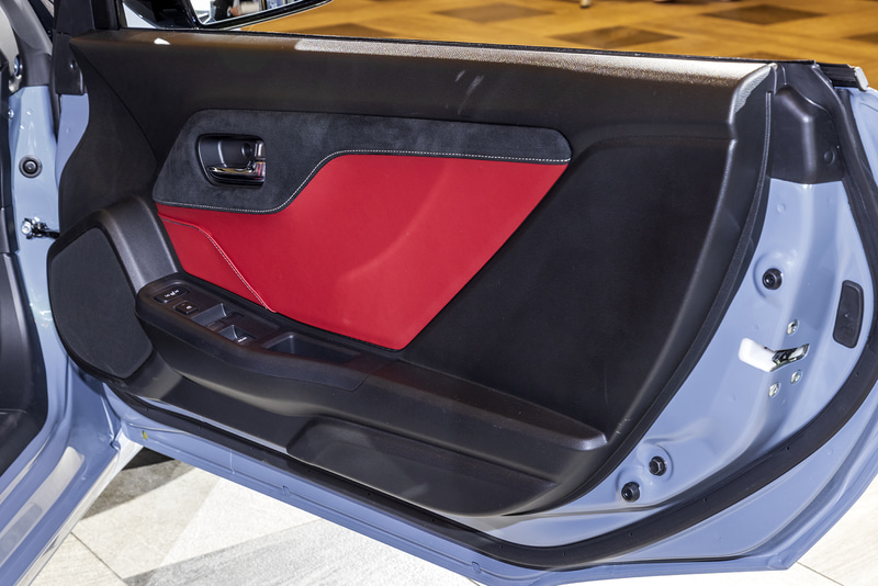 ドアトリムもボルドーレッドとブラックのコンビネーションに。Version Zならではのプレミアム感が一層高まるアイテムだ