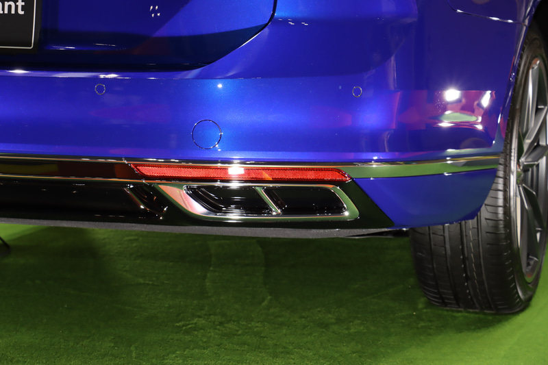 エキゾーストエンドをバンパーにビルトイン