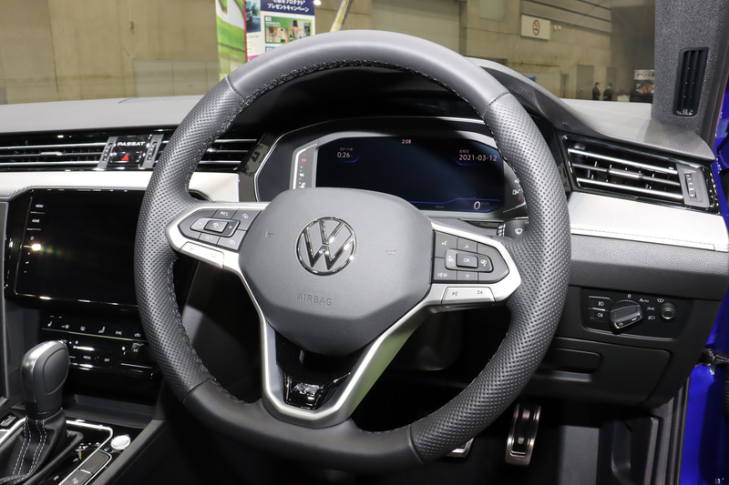 本革巻きステアリングを装着