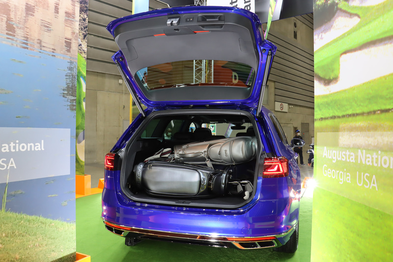 ラゲッジスペースにはフルサイズのゴルフバッグ4個を収納可能