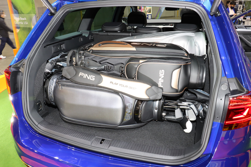 ラゲッジスペースにはフルサイズのゴルフバッグ4個を収納可能