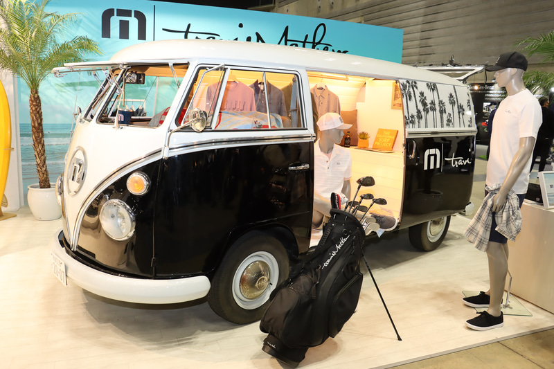 会場内ではゴルフ用品メーカーなどが製品を展示する