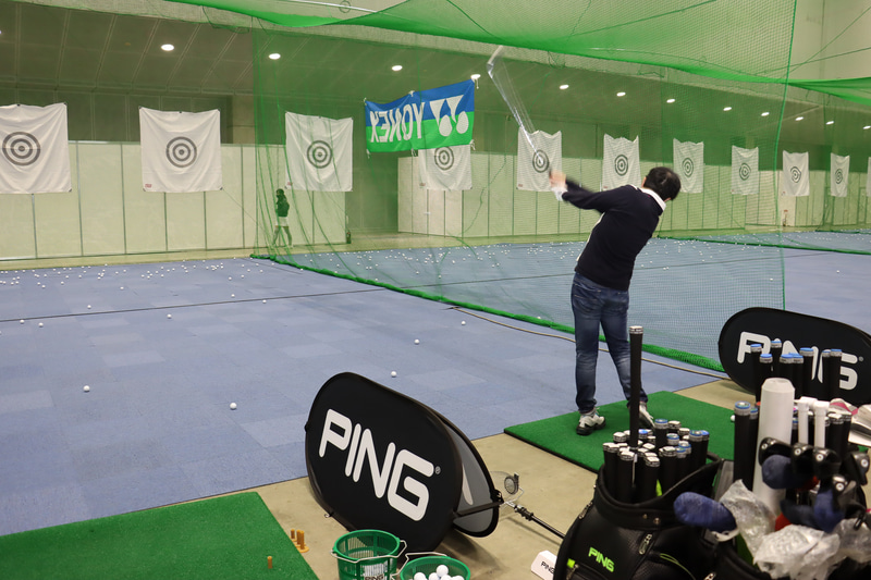 会場内ではゴルフ用品メーカーなどが製品を展示する