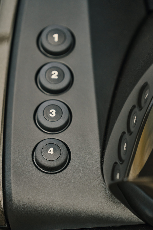 お気に入りボタンを完備。4つのボタンは、ナビゲーションやシートヒーターのクイックアクセスなどに使用可能。運転に集中したままでも簡単に操作できるように配慮