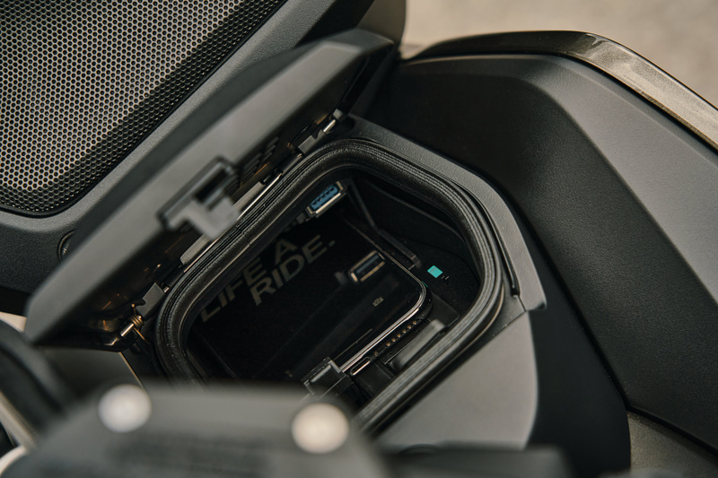 スマホを充電するポケットを完備。ワイヤレスでもUSBコードでもどちらも使える