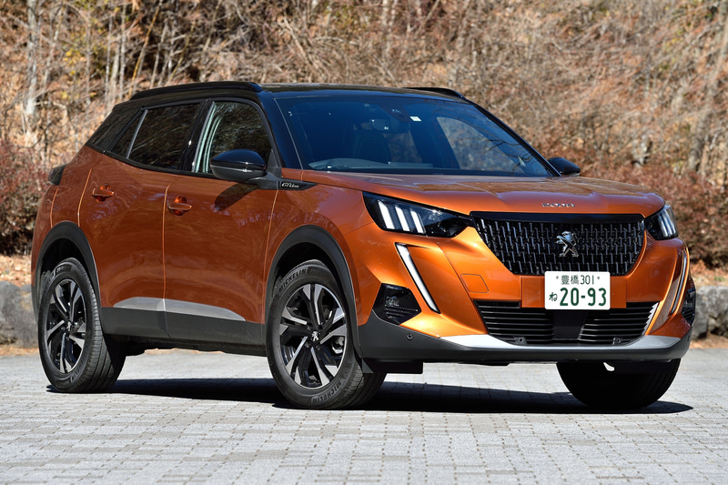 今回試乗したのは2020年9月に発売されたコンパクトSUV「2008」。撮影車のグレードは「GT Line」（338万円）。新型2008はグループPSA最新のコンパクトプラットフォーム「CMP」を採用し、従来モデルと比べて全長で＋145mm、全幅で＋30mm、全高で－20mmの4305×1770×1550mm（全長×全幅×全高）。ボディカラーはフュージョン・オレンジ
