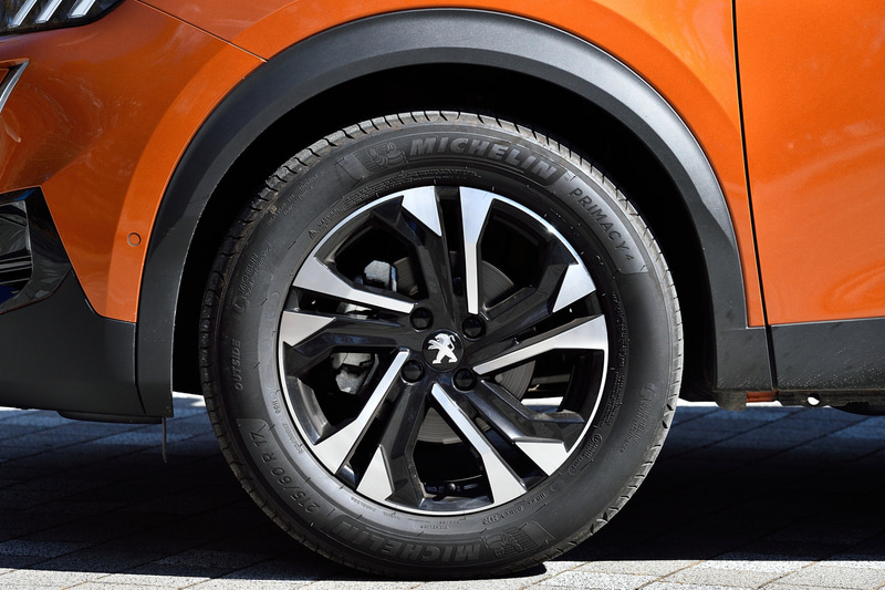 従来モデルと比べてボンネットが低く長く、よりタイヤが四隅に配された安定したスタンスを持つ美しいプロポーションを実現。足下は17インチアロイホイールにミシュラン「プライマシー 4」（215/60R17）をセット