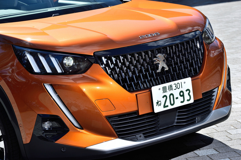 従来モデルと比べてボンネットが低く長く、よりタイヤが四隅に配された安定したスタンスを持つ美しいプロポーションを実現。足下は17インチアロイホイールにミシュラン「プライマシー 4」（215/60R17）をセット