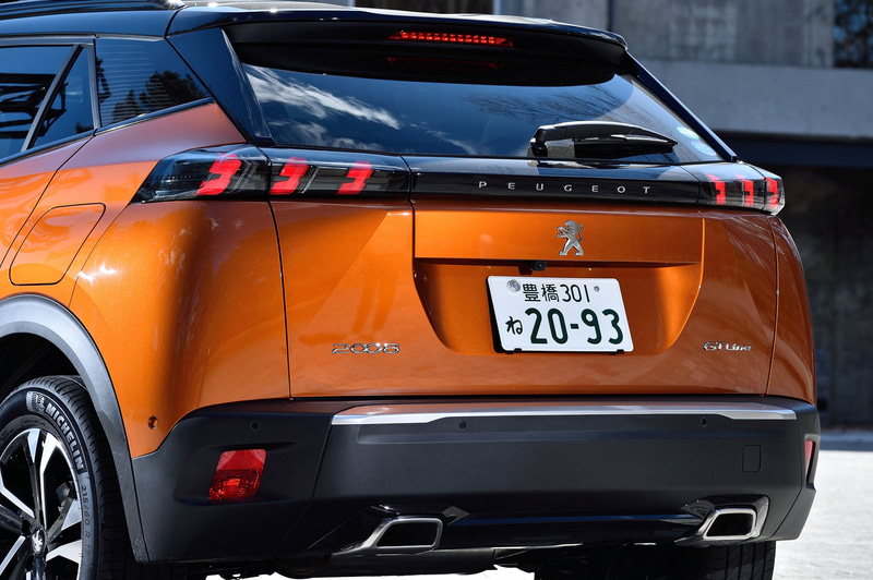 従来モデルと比べてボンネットが低く長く、よりタイヤが四隅に配された安定したスタンスを持つ美しいプロポーションを実現。足下は17インチアロイホイールにミシュラン「プライマシー 4」（215/60R17）をセット