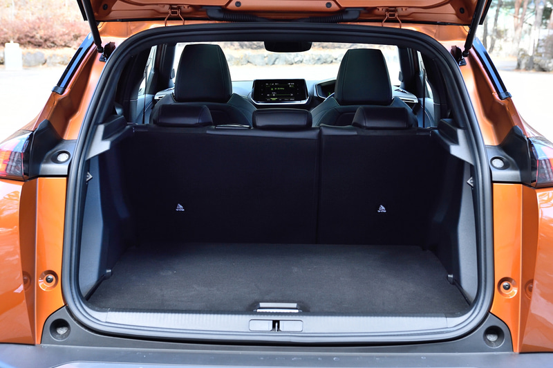 新型2008では最新世代の3D i-Cockpitを採用し、運転中の視線移動を最小限に抑えるインストルメントパネルをはじめ、小径ステアリングホイールなどが特徴。また最新のADAS（先進運転支援システム）を搭載し、アクティブクルーズコントロールやレーンポジショニングアシスト/レーンキープアシストなどを利用可能