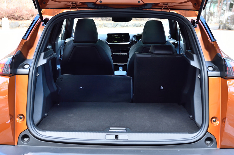 新型2008では最新世代の3D i-Cockpitを採用し、運転中の視線移動を最小限に抑えるインストルメントパネルをはじめ、小径ステアリングホイールなどが特徴。また最新のADAS（先進運転支援システム）を搭載し、アクティブクルーズコントロールやレーンポジショニングアシスト/レーンキープアシストなどを利用可能