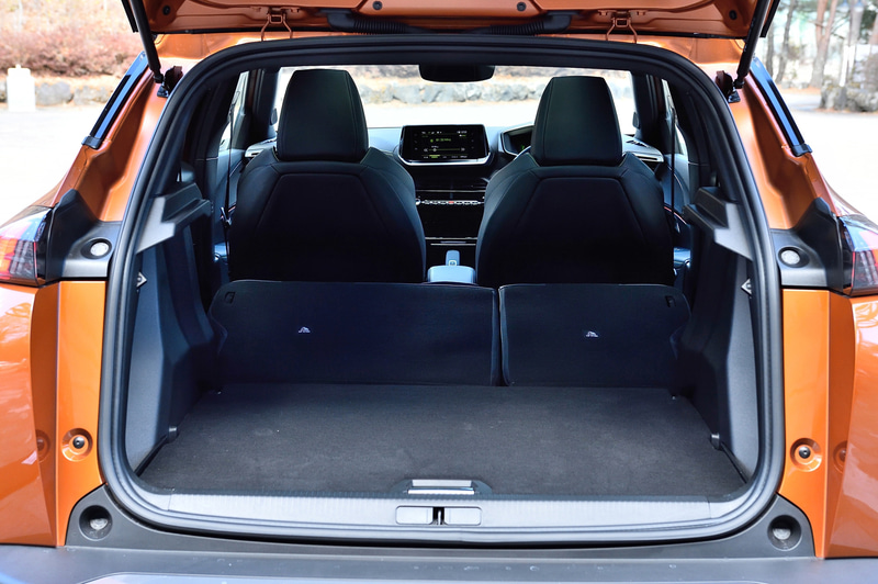 新型2008では最新世代の3D i-Cockpitを採用し、運転中の視線移動を最小限に抑えるインストルメントパネルをはじめ、小径ステアリングホイールなどが特徴。また最新のADAS（先進運転支援システム）を搭載し、アクティブクルーズコントロールやレーンポジショニングアシスト/レーンキープアシストなどを利用可能