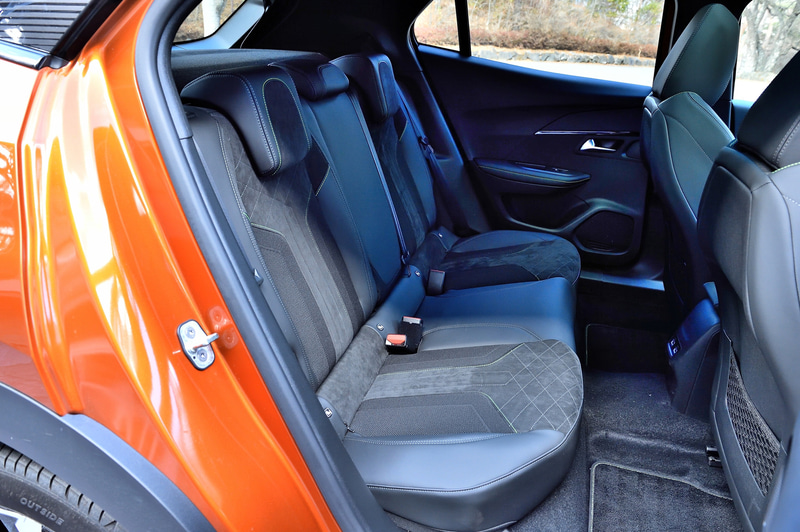 新型2008では最新世代の3D i-Cockpitを採用し、運転中の視線移動を最小限に抑えるインストルメントパネルをはじめ、小径ステアリングホイールなどが特徴。また最新のADAS（先進運転支援システム）を搭載し、アクティブクルーズコントロールやレーンポジショニングアシスト/レーンキープアシストなどを利用可能