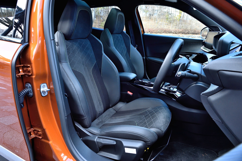 新型2008では最新世代の3D i-Cockpitを採用し、運転中の視線移動を最小限に抑えるインストルメントパネルをはじめ、小径ステアリングホイールなどが特徴。また最新のADAS（先進運転支援システム）を搭載し、アクティブクルーズコントロールやレーンポジショニングアシスト/レーンキープアシストなどを利用可能