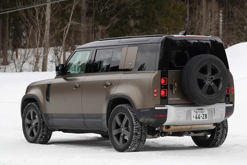 新型ディフェンダー 110のボディサイズは4945×1995×1970mm（全長×全幅×全高）、ホイールベースは3020mm。車両重量は5シートが2240kg、7シートが2280kg