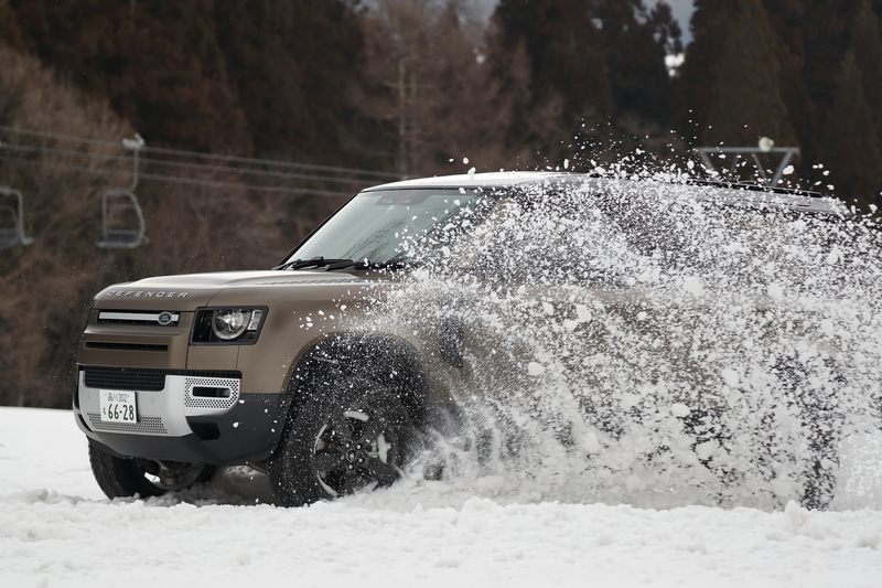 ノキアン・ハッカペリッタR3 SUVの雪上性能は高く、重く湿った雪でもしっかりと捉えて吐き出して進む